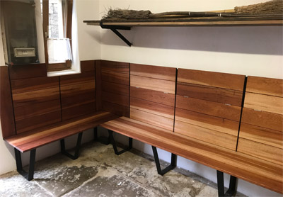 Eckbanklösung für Backhaus Mit klappbaren Kopfteilen als zusätzliche Arbeits-/Stellfläche