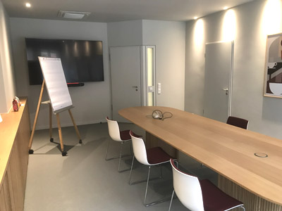 XXL Konferenztisch mit Kabeltank und Wandverkleidung Eiche