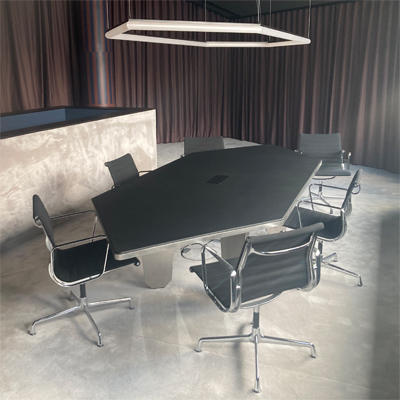 XXL Konferenztisch mit Lederbezug und Edelstahlfüßen