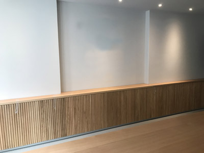 XXL Konferenztisch mit Kabeltank und Wandverkleidung Eiche